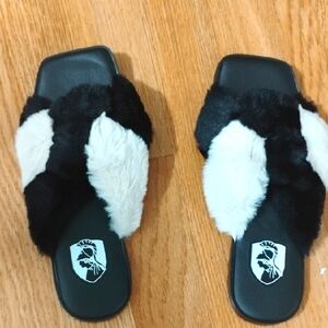 VHNY Knotted Slippers Size 6